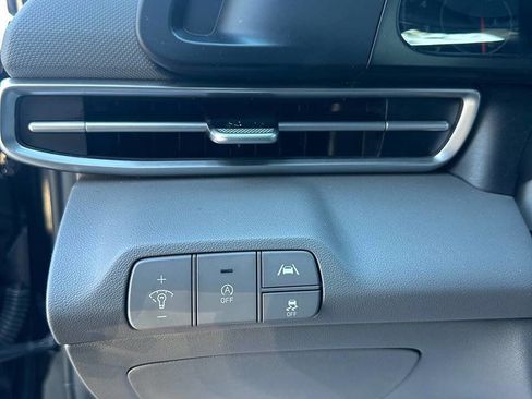 Used 2023 Hyundai Elantra SE image 12