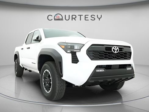 Used 2025 Toyota Tacoma TRD Off-Road w/ TRD Off Road Upgrade Package AWD/4WD image 28