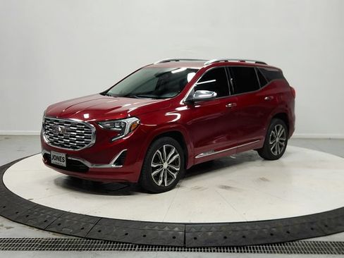 Used 2019 GMC Terrain Denali w/ Driver Alert Package II FWD image 4