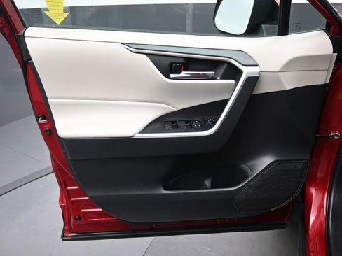 Used 2021 Toyota RAV4 XLE image 9