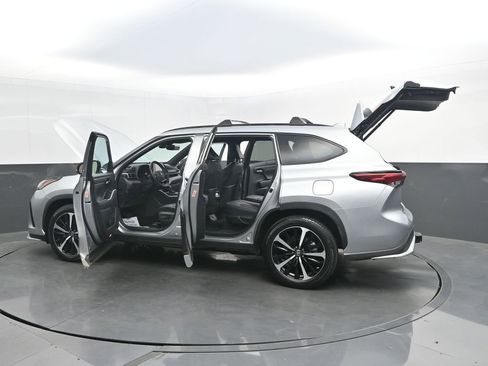 Used 2021 Toyota Highlander XSE FWD image 38