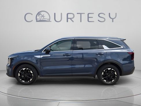Certified 2025 Kia Sorento S FWD image 3