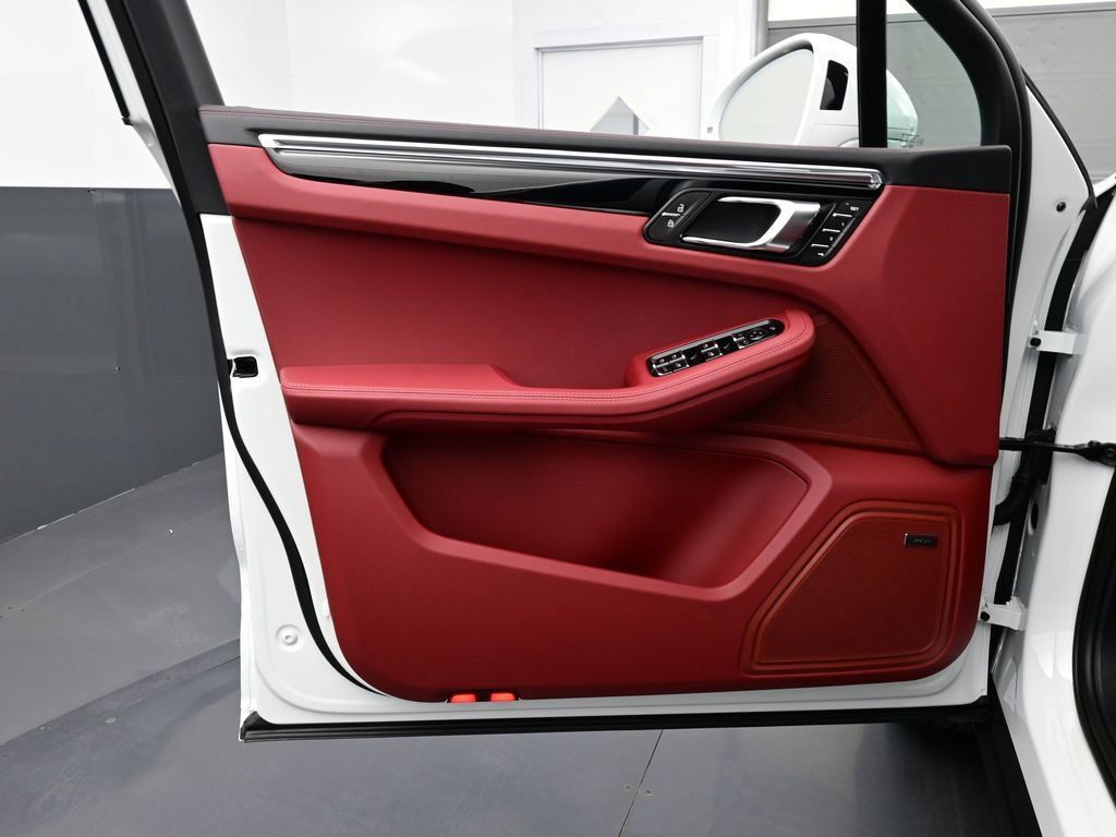 Certified 2026 Porsche Macan AWD/4WD image 7