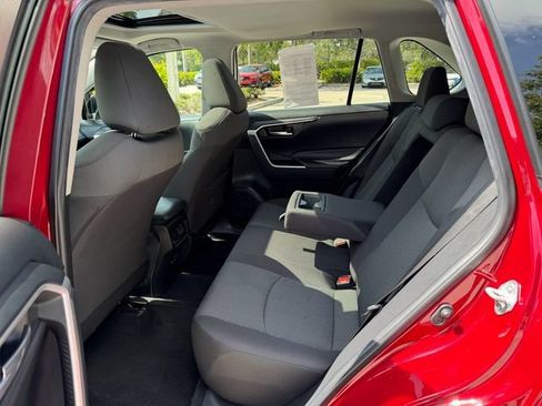 Used 2021 Toyota RAV4 XLE w/ Convenience Package FWD image 14