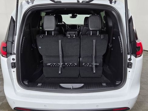 New 2026 Chrysler Pacifica Select image 9