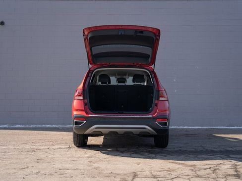 Used 2024 Volkswagen Taos SE image 14