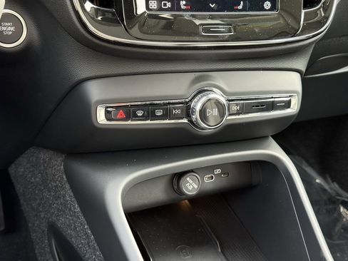 New 2025 Volvo XC40 B5 Core w/ Protection Package Premier image 19
