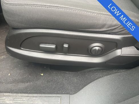 Used 2017 Chevrolet Traverse LT w/ Style and Technology Package image 11