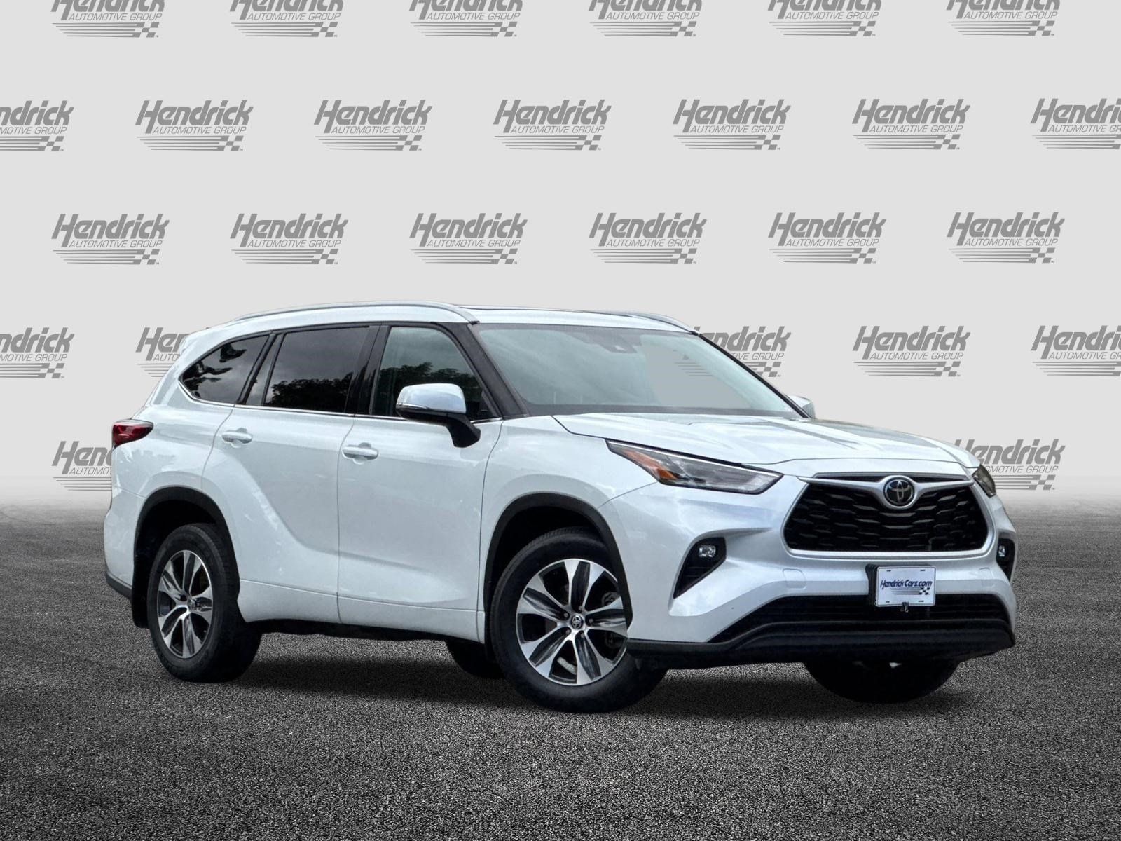 Used 2022 Toyota Highlander XLE AWD/4WD image 2