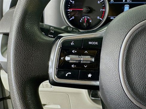 Certified 2022 Kia Carnival LX image 10