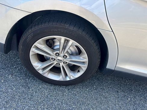 Used 2017 Ford Taurus SE FWD image 8