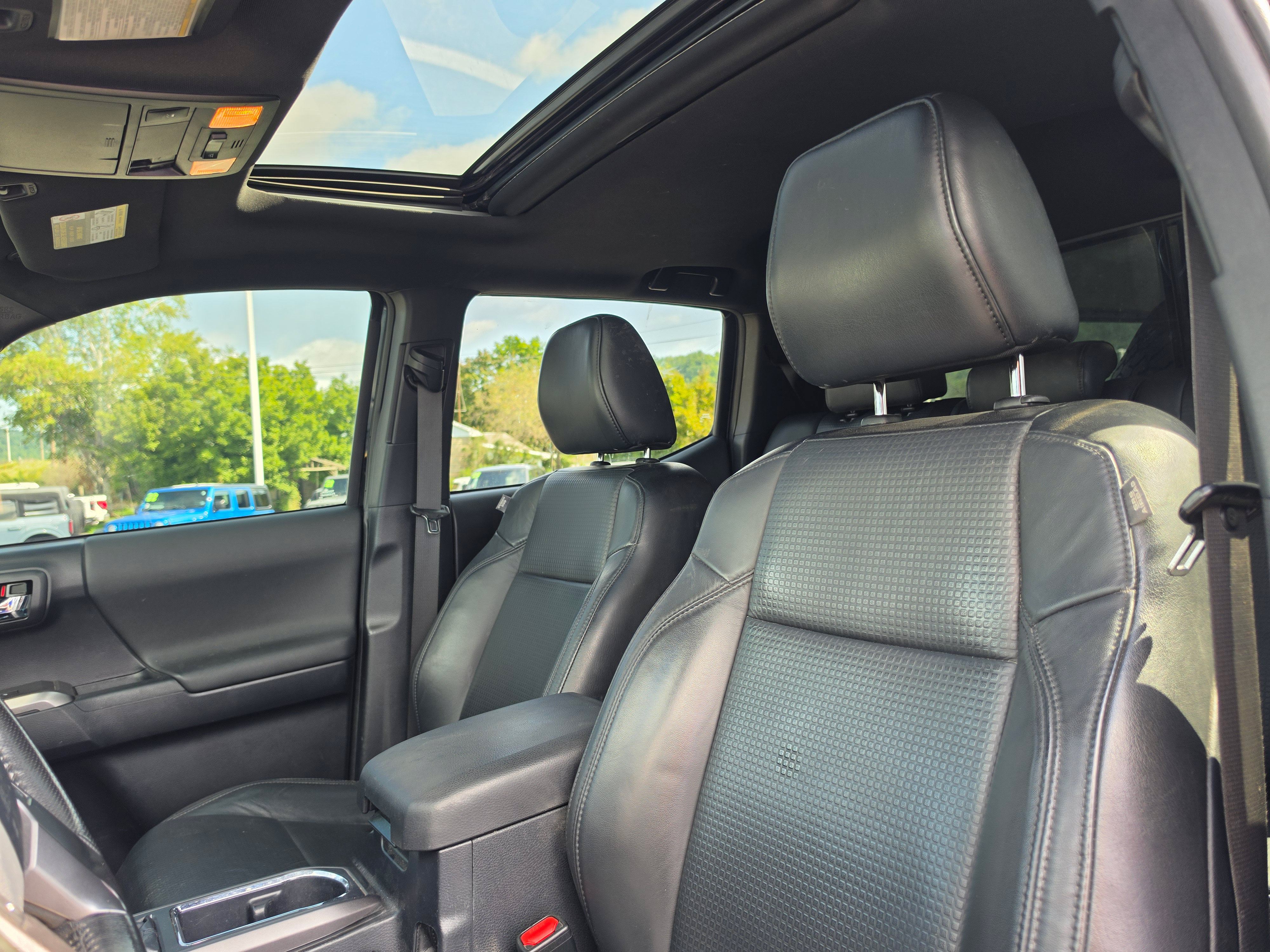 Used 2019 Toyota Tacoma TRD Sport w/ TRD Premium Sport Package AWD/4WD image 12