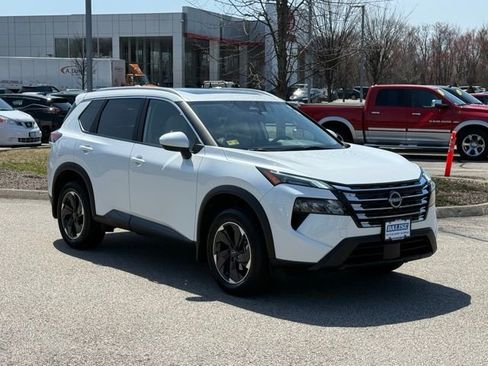 Used 2024 Nissan Rogue SV w/ SV Premium Package image 3