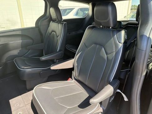 Used 2026 Chrysler Pacifica Limited FWD image 12
