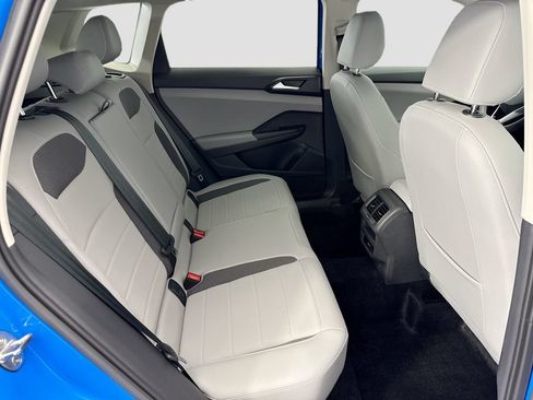 Used 2023 Volkswagen Taos SE w/ Panoramic Sunroof Package FWD image 20