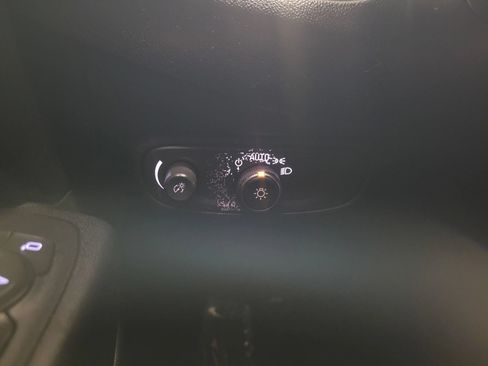 Used 2018 Chevrolet Equinox LT FWD image 19