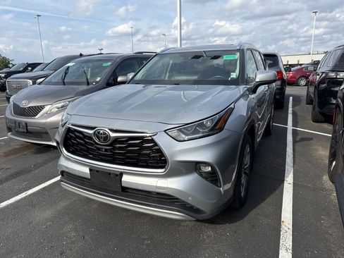 Used 2021 Toyota Highlander Platinum AWD/4WD image 1