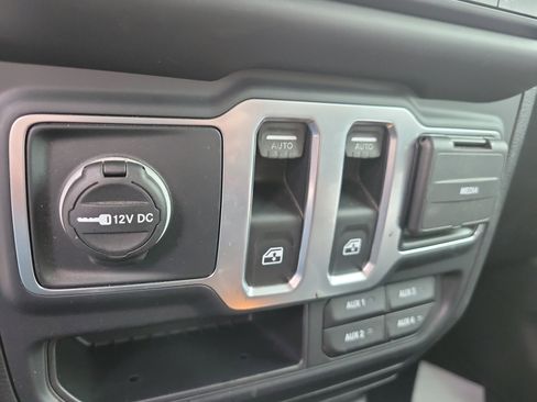 Used 2018 Jeep Wrangler Sport S image 18