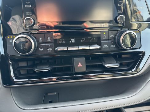 Used 2020 Toyota Highlander XLE image 49