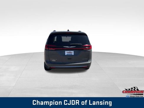 Used 2023 Chrysler Pacifica Limited FWD image 5