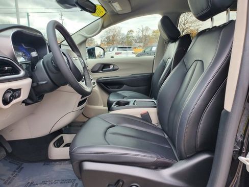 Certified 2024 Chrysler Pacifica Touring-L image 4