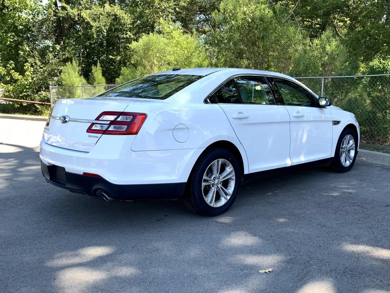 Used 2019 Ford Taurus SE FWD image 7