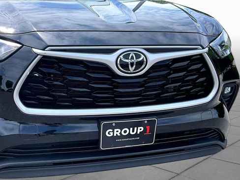 Used 2023 Toyota Highlander XLE AWD/4WD image 30