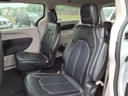 Used 2024 Chrysler Pacifica Touring-L FWD image 6