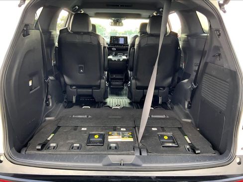 Used 2023 Toyota Sienna XSE w/ XSE Plus Package FWD image 34