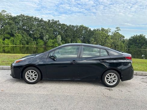 Used 2021 Toyota Prius LE FWD image 3