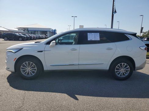 Used 2023 Buick Enclave Essence FWD image 2