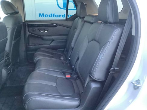 Used 2025 Honda Pilot Touring image 13