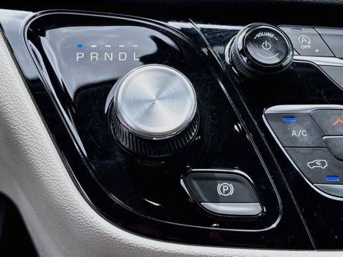 Used 2023 Chrysler Pacifica Touring-L FWD image 16