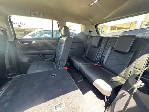 Used 2025 Volkswagen Atlas SE FWD image 8