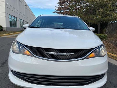 Used 2017 Chrysler Pacifica LX image 3