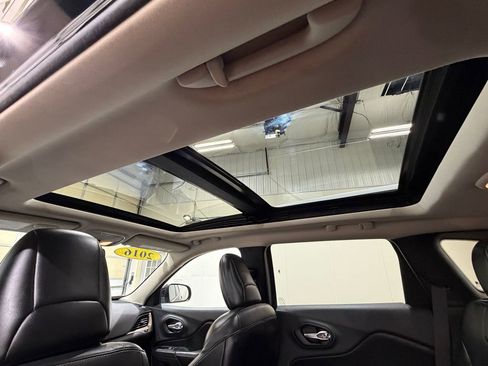 Used 2016 Jeep Cherokee Limited AWD/4WD image 2
