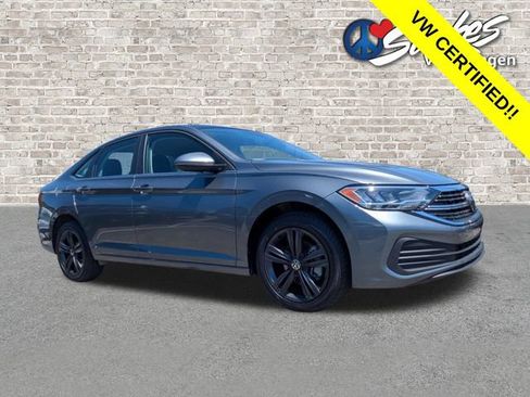 Certified 2024 Volkswagen Jetta SE w/ Panoramic Sunroof Package FWD image 2