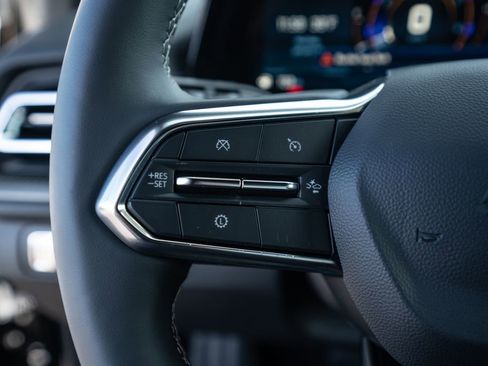 Used 2025 Chevrolet Traverse LT image 17