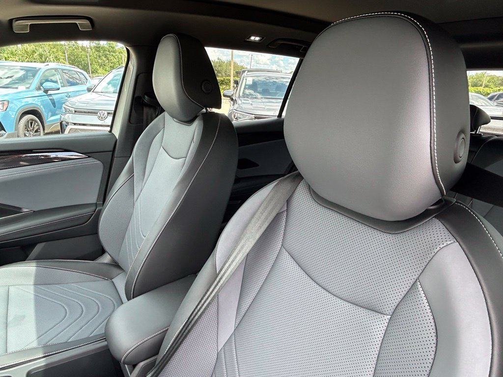 New 2026 Volkswagen Tiguan SE R-Line FWD image 16