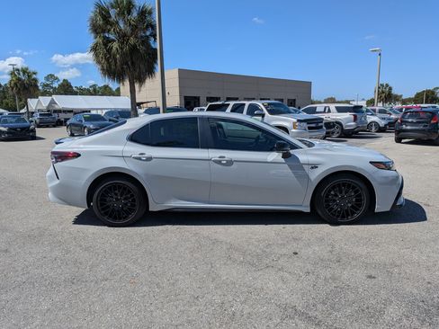 Used 2023 Toyota Camry SE image 3
