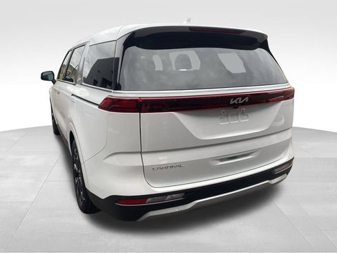 Used 2023 Kia Carnival EX image 23