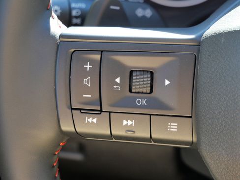 Used 2025 Nissan Rogue SV image 31