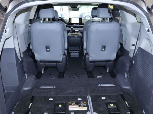 Used 2022 Toyota Sienna XLE AWD/4WD image 28
