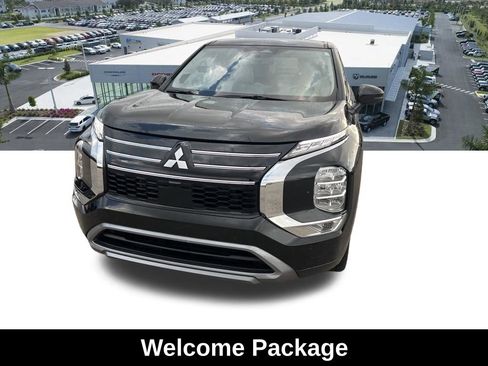 Used 2025 Mitsubishi Outlander SE image 3