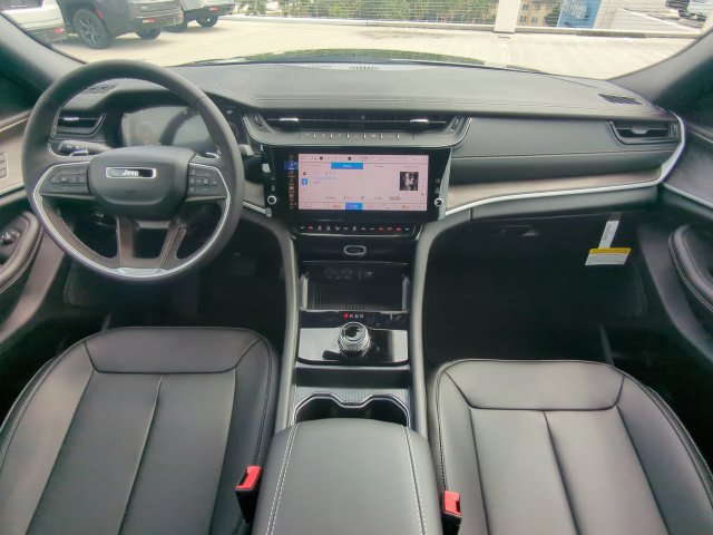 New 2027 Jeep Grand Cherokee Limited RWD image 17