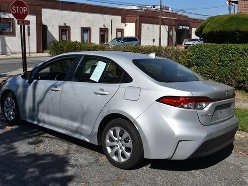 Used 2025 Toyota Corolla LE FWD image 5