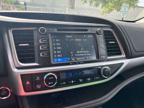 Used 2017 Toyota Highlander XLE AWD/4WD image 11