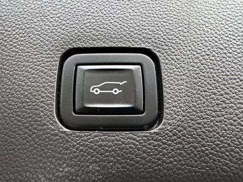 Used 2021 Chevrolet Traverse LT image 14