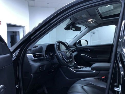 Used 2022 Toyota Highlander XLE image 10