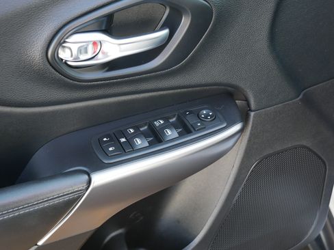 Used 2020 Jeep Cherokee Latitude w/ Cold Weather Group image 19